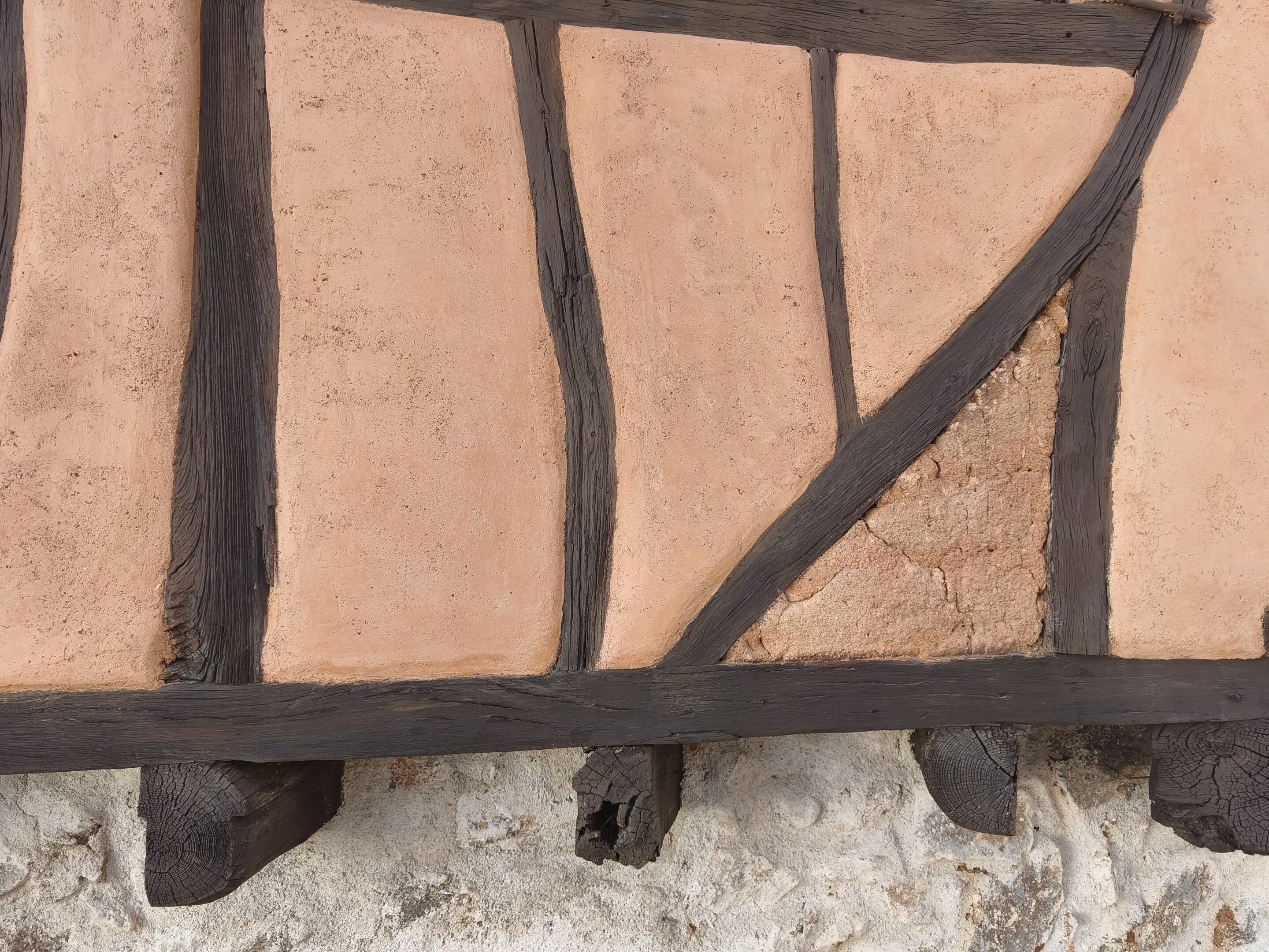 Entramado de madera con relleno de barro y zócalo de cal, construcción tradicional