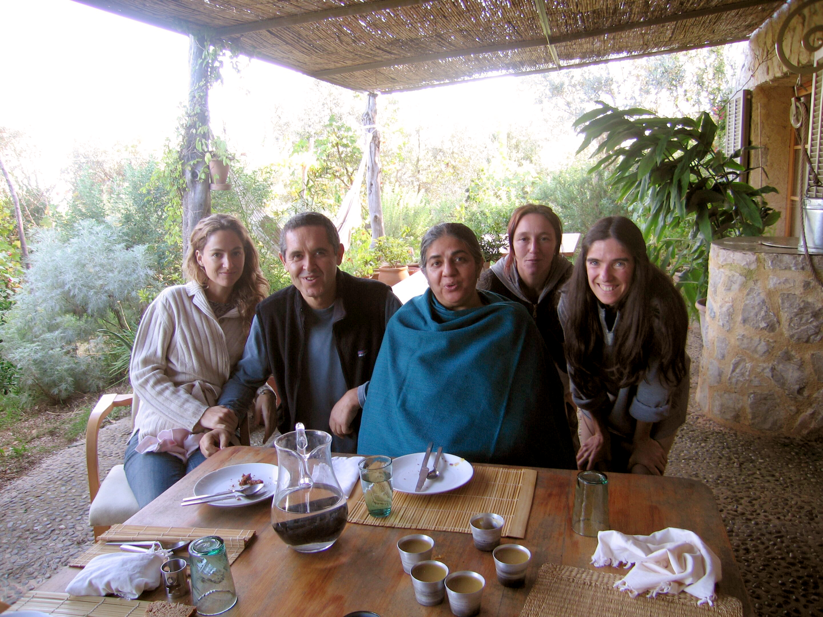 La autora de la Red Rural GEA junto a Vandana Shiva en la finca del proyecto Poc a poc, en Mallorca